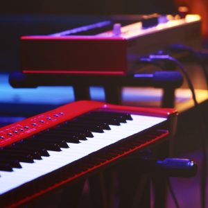 Jaki instrument klawiszowy wybrać na początek? Poradnik dla początkujących